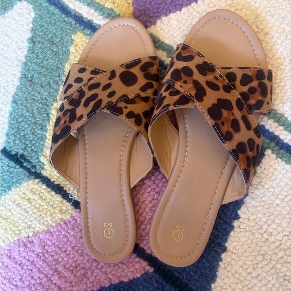Like new size 8/9 Women’s Leopard Print Slide Sandals. Go with everything.summer - Picture 2 of 6